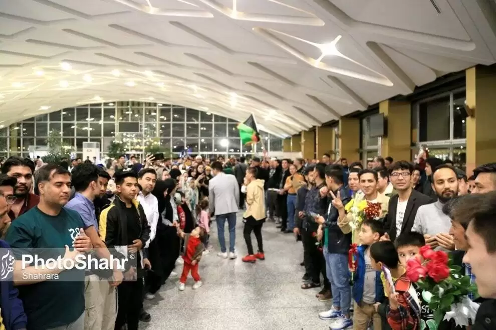 استقبال دیدنی افغانستانی ها از تیم ملی کشورشان در فرودگاه مشهد پس از تاریخ سازی  -  تصاویر