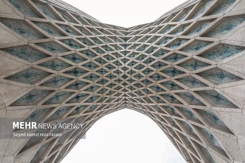 تصاویر - گشتی در زیر برج آزادی تهران