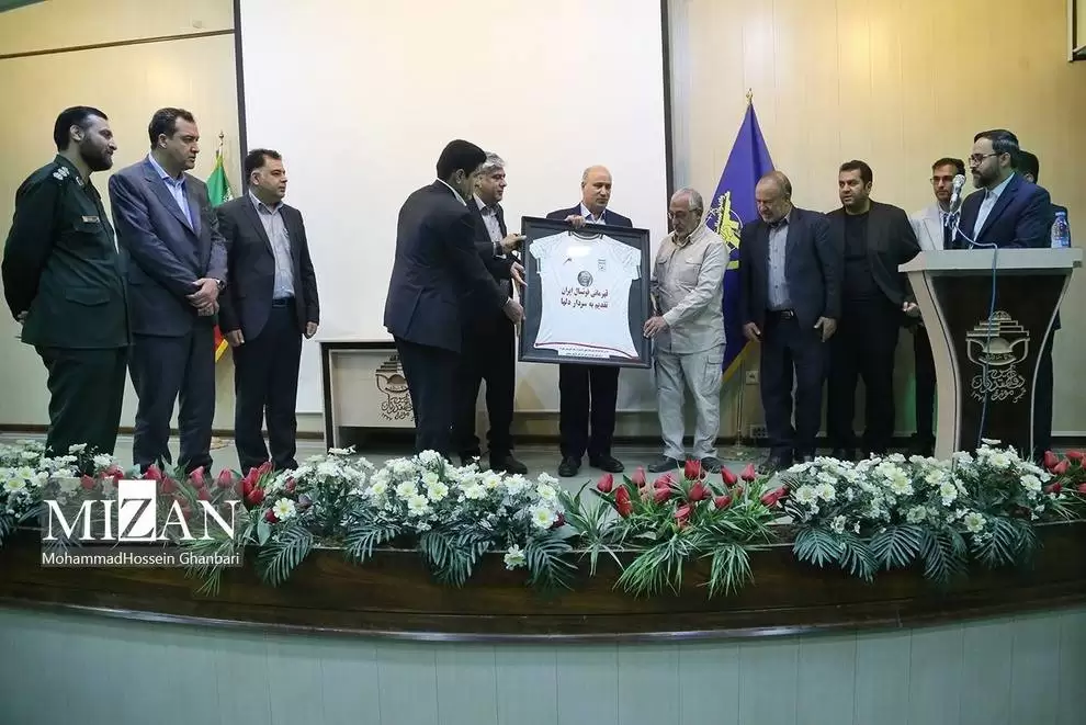 (عکس) اهدای پیراهن تیم ملی فوتسال به سردار سلیمانی