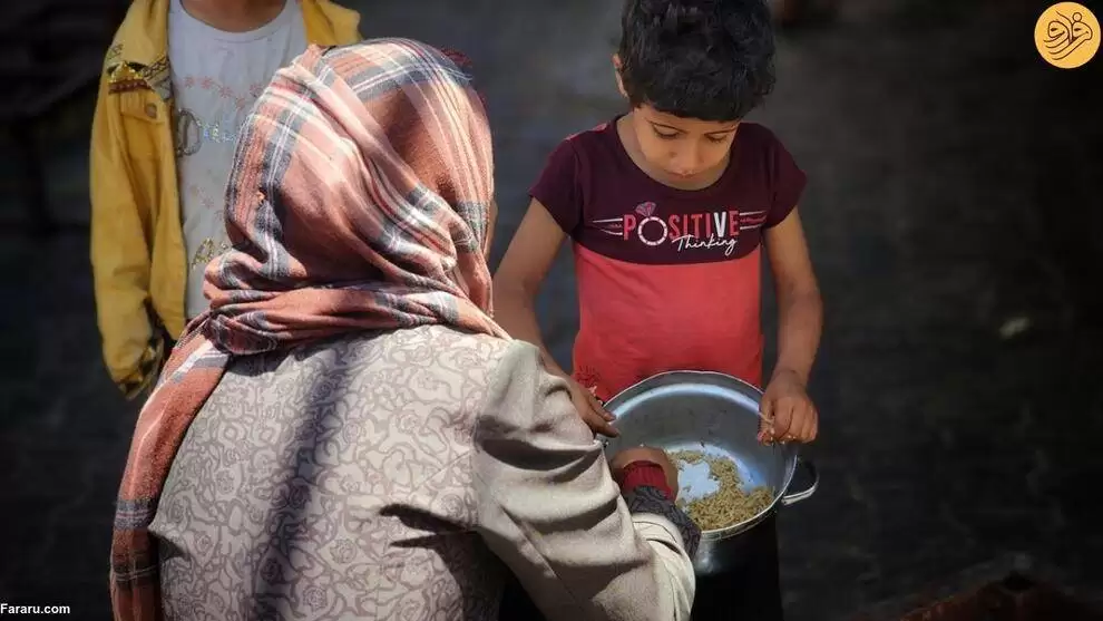 تصاویر - التماس کودکان فلسطینی برای یک کاسه غذای گرم