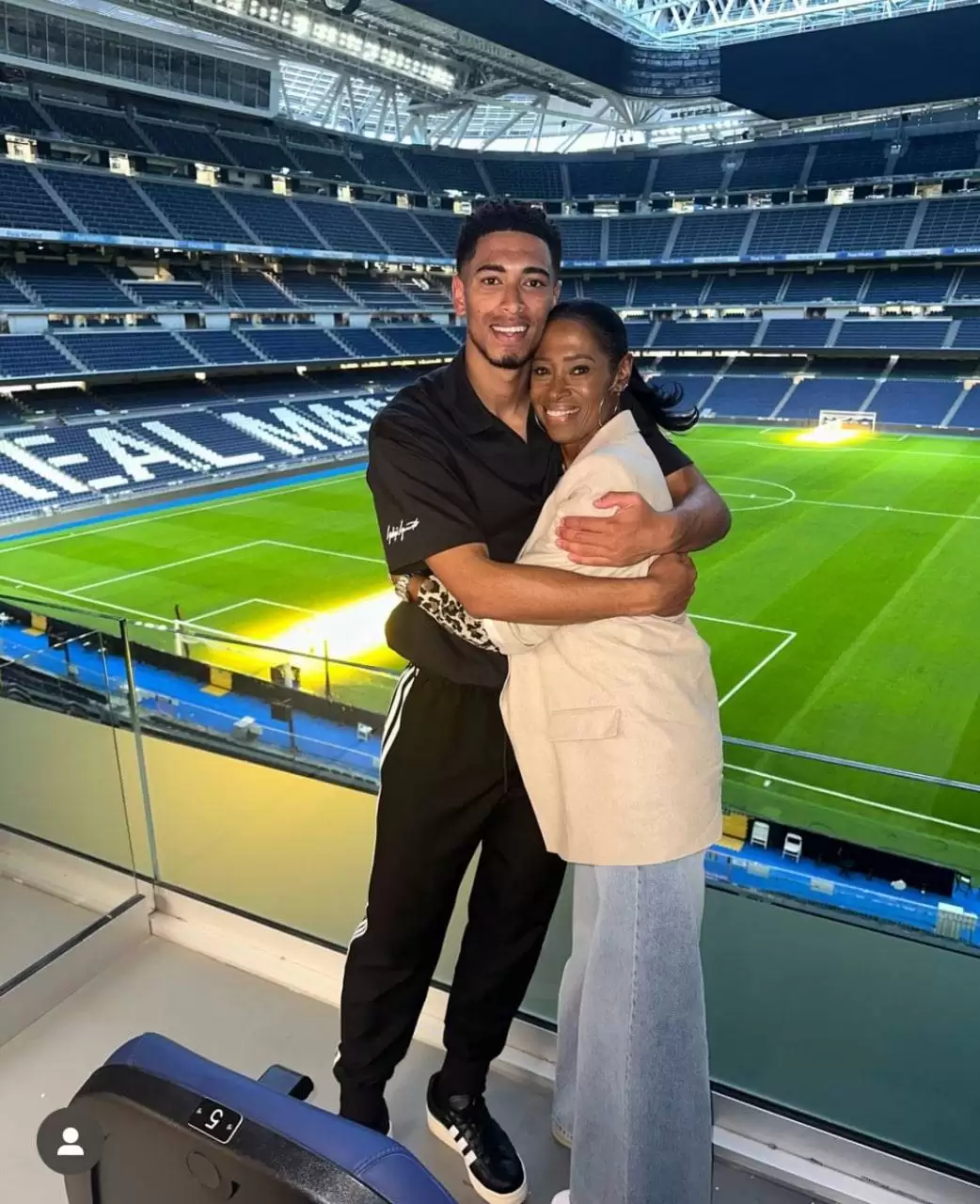 عکس -  جشن قهرمانی ستاره رئال مادرید در آغوش مادر