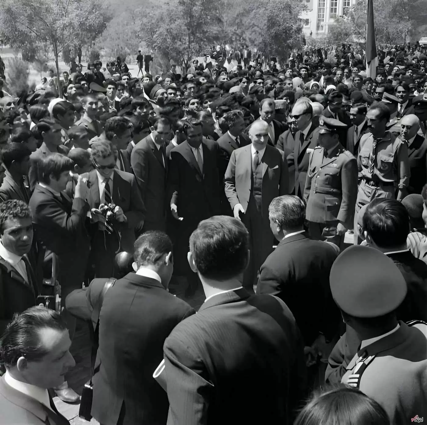 (عکس) 56 سال قبل؛ نوازندگان شیرازی در استقبال از نخست وزیر فرانسه