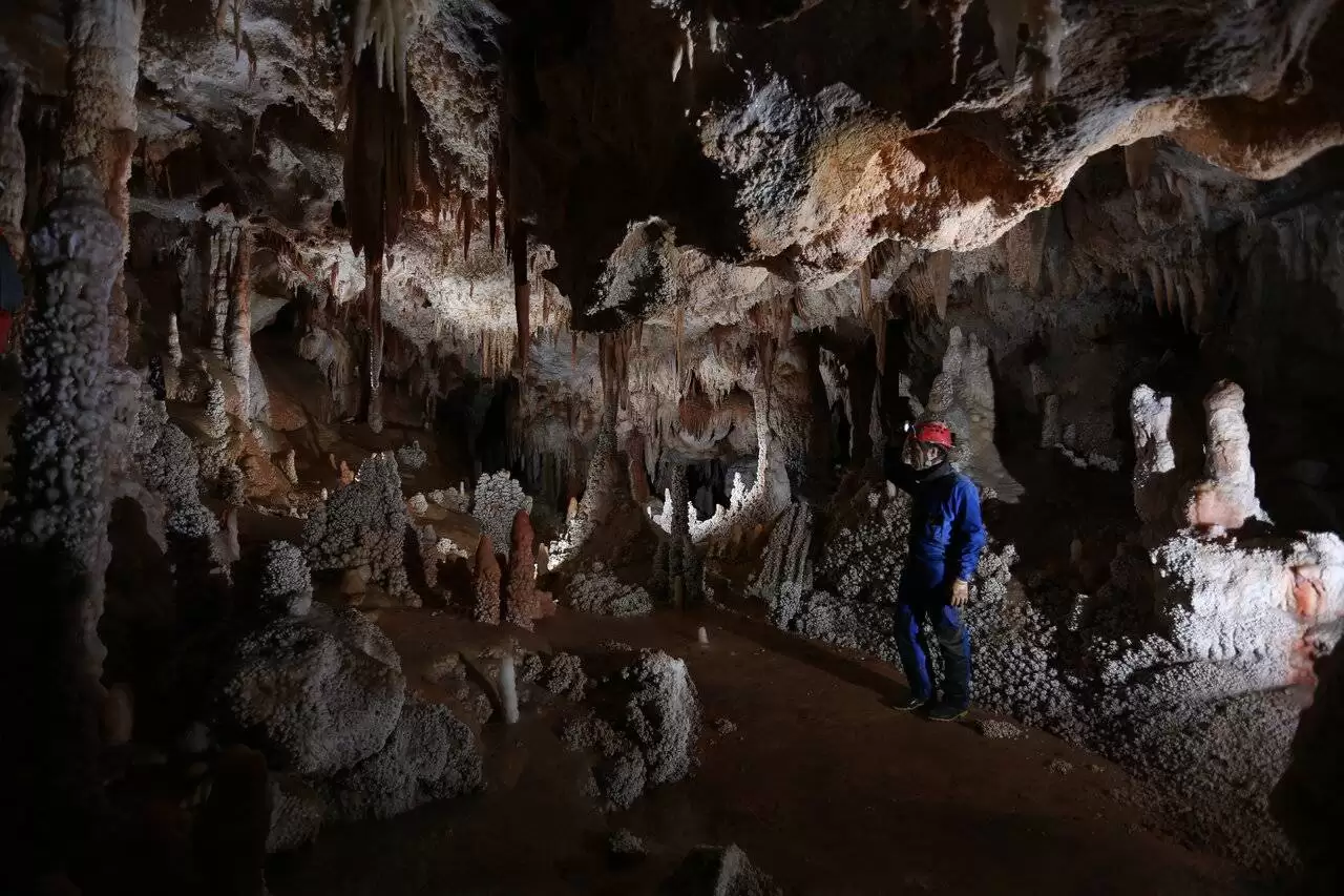 کشف شگفت انگیز در غار تاریخی در ایران  -  سکونتگاه 8000 ساله تا زندان 400 ساله  -  زمین لرزه ای که 14 غارنشین را کشت!  -  ثبت جهانی ماهی کور به نام ایران