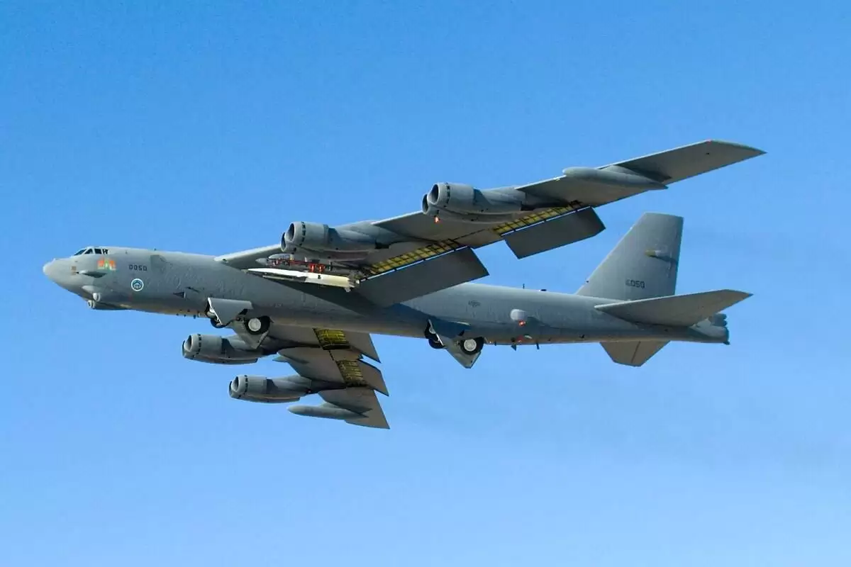 بمب افکن b-52 stratofortress چقدر بمب و موشک حمل می کند؟