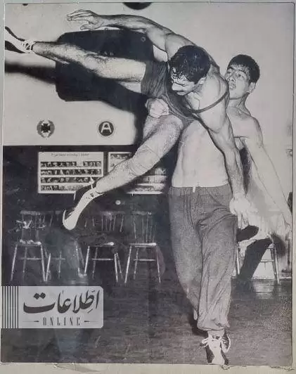عکس دیده نشده تمرین غلامرضا تختی با محمدعلی فردین !  -  با یک دست فردین را بلند کرد !