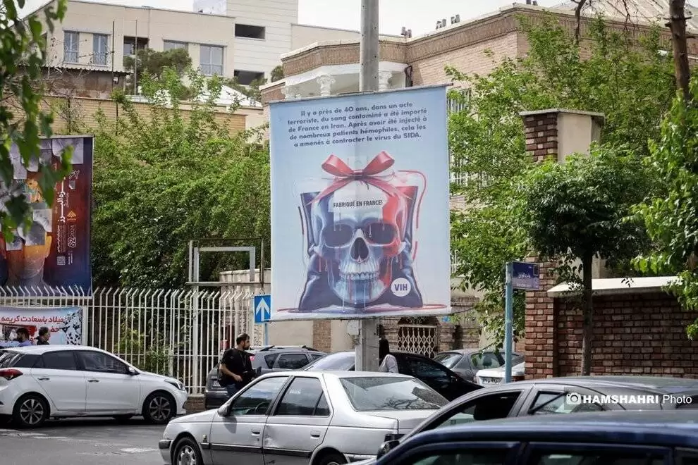 تصاویر - نصب بنرهای کنایه آمیز اطراف سفارت فرانسه در تهران