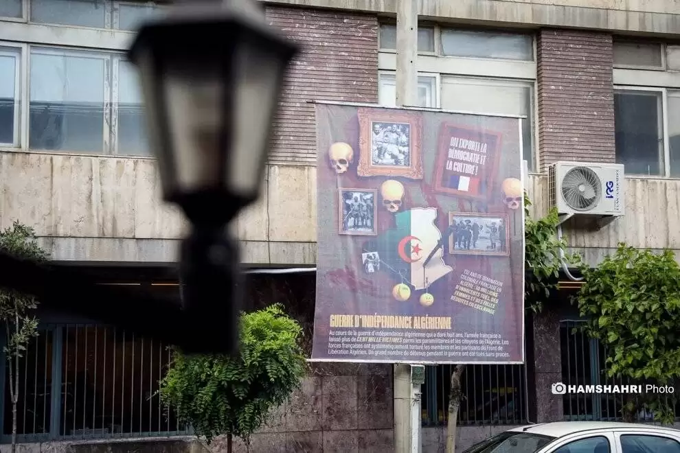 تصاویر - نصب بنرهای کنایه آمیز اطراف سفارت فرانسه در تهران