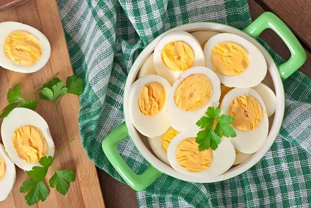 چگونه برای کاهش وزن تخم مرغ بخوریم؟ ؛ بهترین زمان خوردن تخم مرغ برای کاهش وزن  -  ارزش غذایی یک عدد تخم مرغ