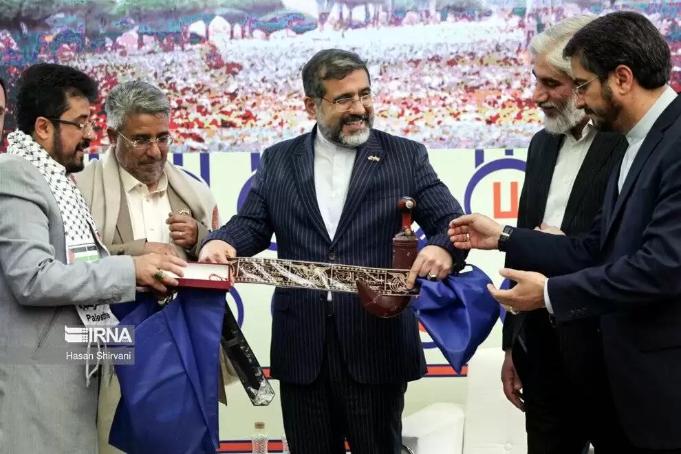 (عکس) اهدای خنجر یمنی به وزیر ارشاد