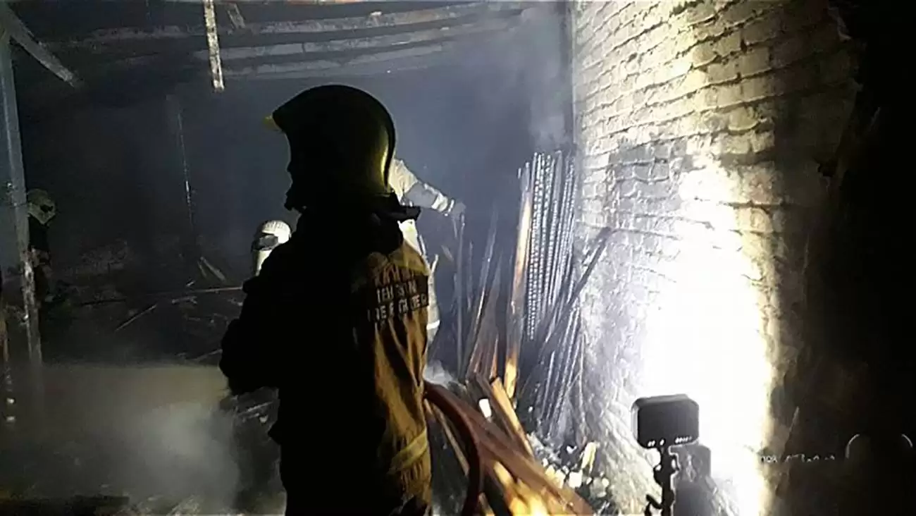 آتش سوزی کارگاه تولید مبلمان در خیابان عرفان