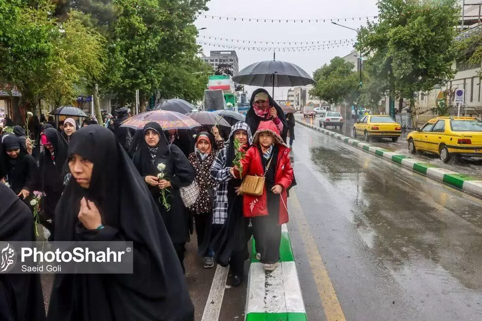 تصاویر - گلباران حرم امام رضا(ع) زیر بارش باران