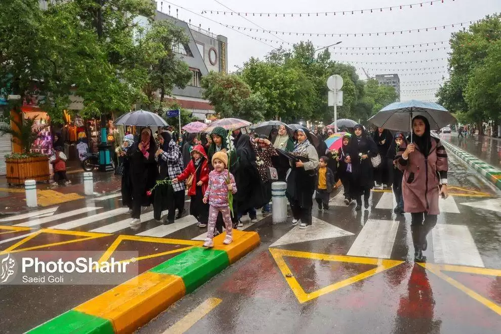 تصاویر - گلباران حرم امام رضا(ع) زیر بارش باران