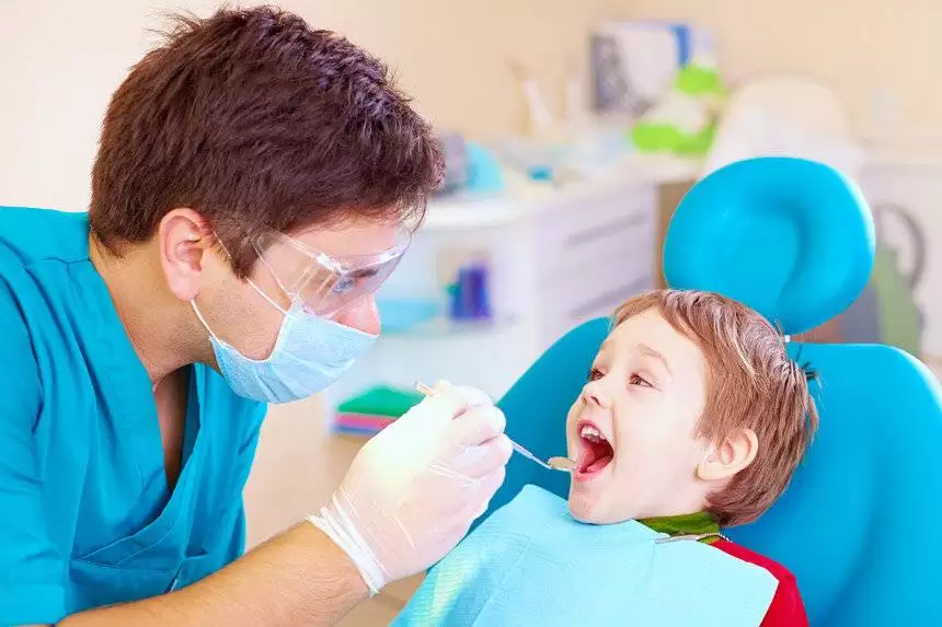 چرا بچه ها از دندانپزشک می ترسند؟  -  14 توصیه مهم به والدین برای کاهش اضطراب کودکان