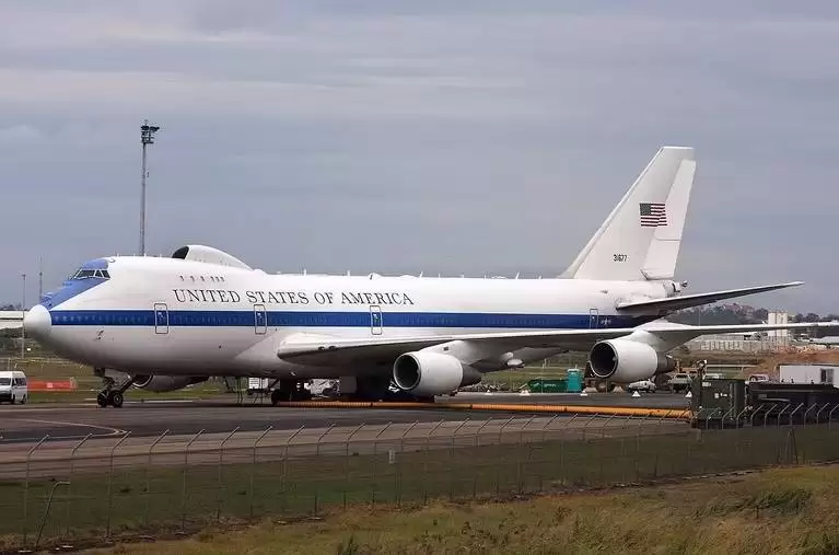 چه هواپیما هایی جت حامل رئیس جمهور ایالات متحده را همراهی می کنند؟