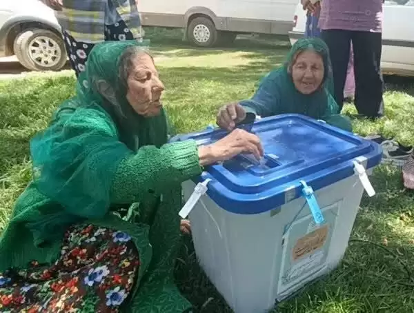 تصویری دیدنی از رای دادن پیرزن های دوقلو در سمیرم  -  عکس