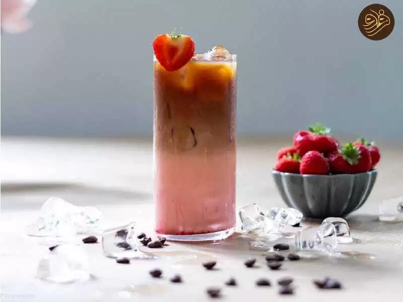 آیس لاته توت فرنگی و شکلات، نوشیدنی خنک و جذاب تابستانی 