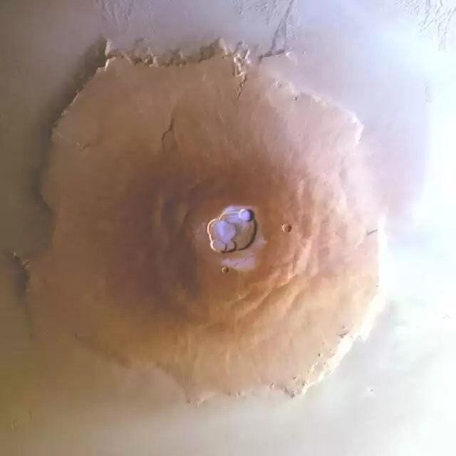 کشف یخ آب در آتشفشان های مریخ  -  این تکه یخ معادل 60 استخر مسابقات المپیک است