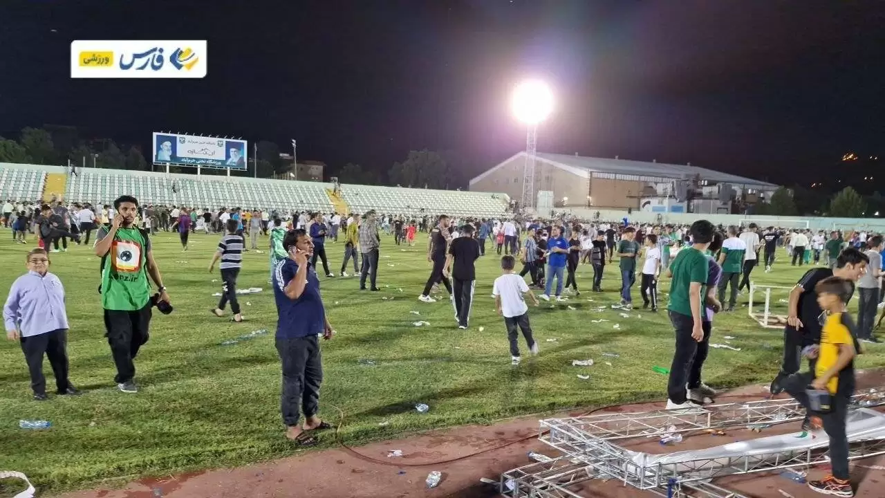 حمله تماشاگران خیبر خرم آباد به داخل زمین در جشن قهرمانی این تیم  -  ویدئو  و عکس