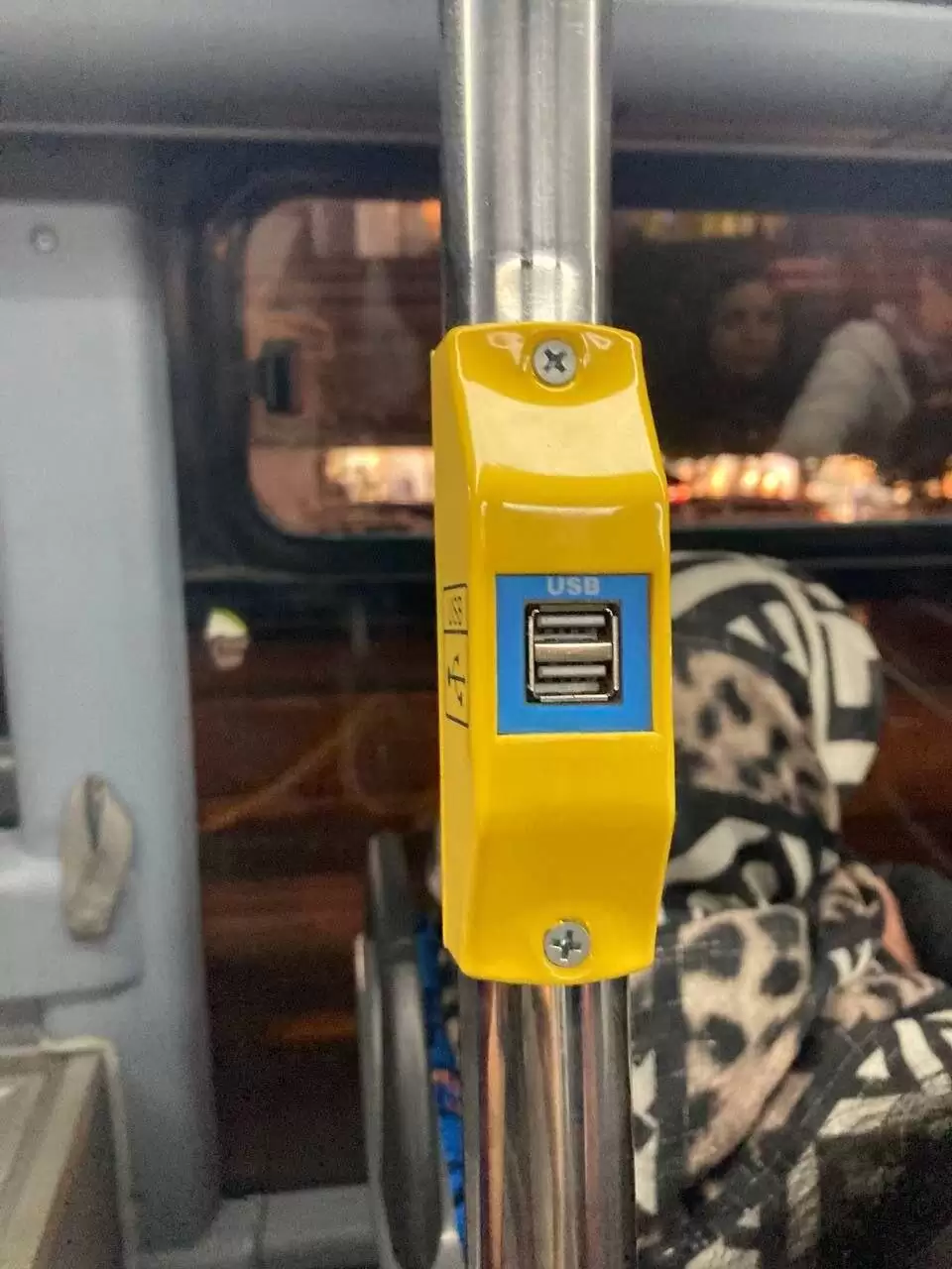 شارژ تلفن همراه در اتوبوس های تندور تهران  -  ببینید