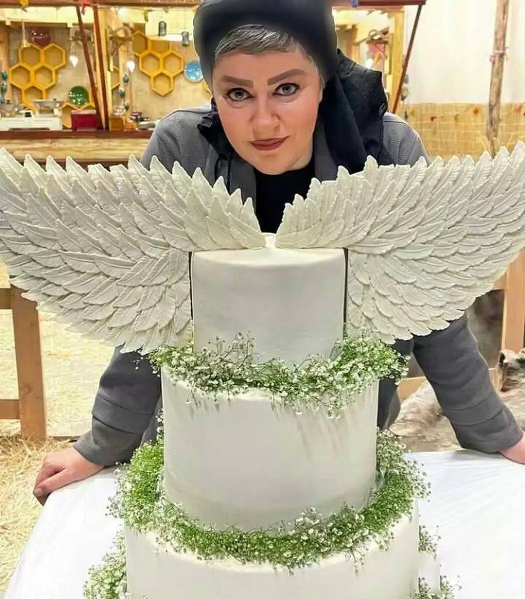 بررسی کیک تولد شیک و 3 طبقه نعیمه نظام دوست با طرح بال فرشته -  جذاب و لاکچری+عکس