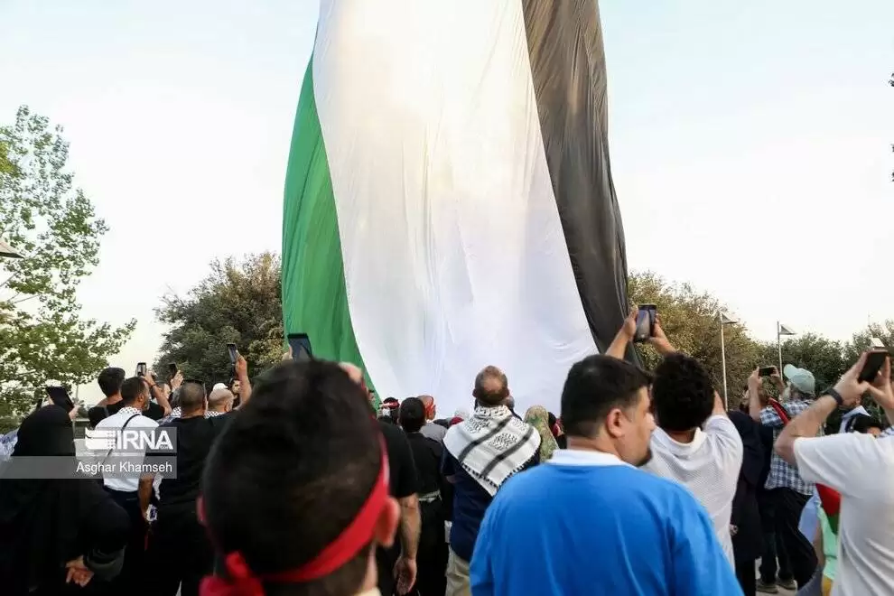 تصاویر - اهتزاز بزرگ ترین پرچم فلسطین در منطقه گردشگری عباس آباد