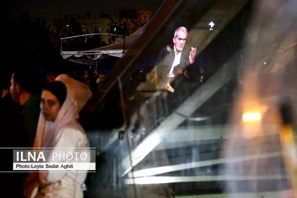تصاویر - تماشای آخرین مناظره دو نامزد ریاست جمهوری در خیابان های تهران