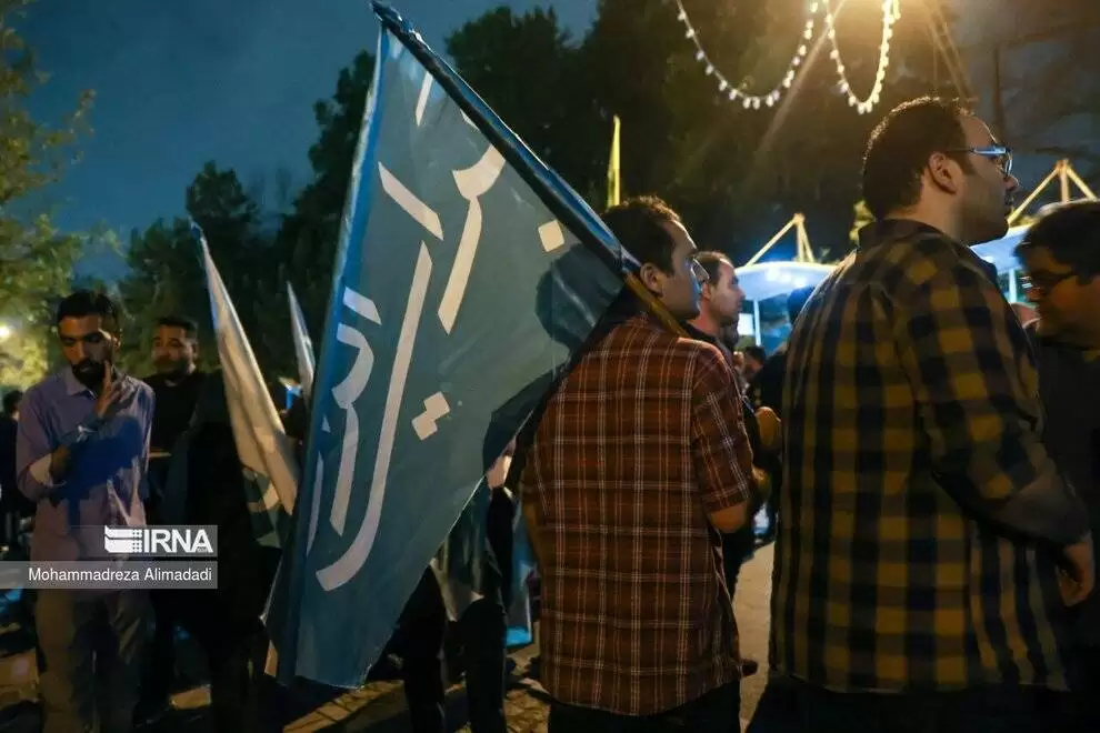 تصاویر - تجمع شبانه هواداران جلیلی مقابل صداوسیما