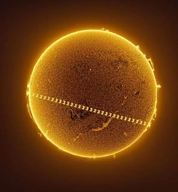 تصویر عجیبی از خورشید ثبت شد