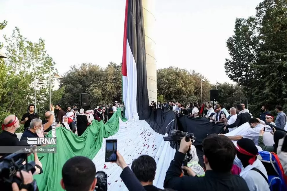 تصاویر - اهتزاز بزرگ ترین پرچم فلسطین در منطقه گردشگری عباس آباد