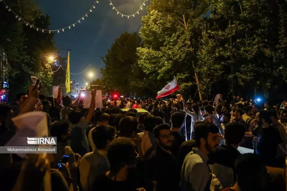 تصاویر - تجمع شبانه هواداران جلیلی مقابل صداوسیما