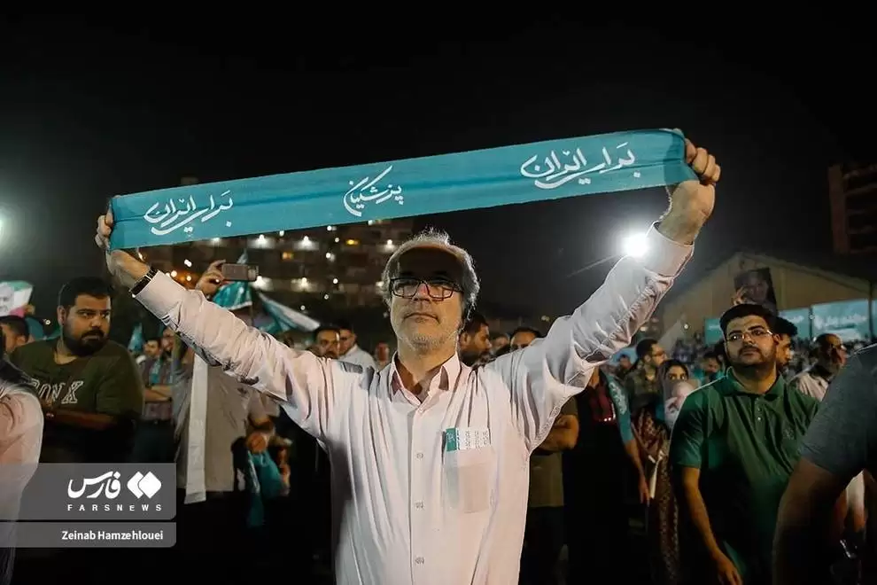 تصاویر - اجتماع بزرگ هواداران (مسعود پزشکیان) در ورزشگاه حیدرنیا