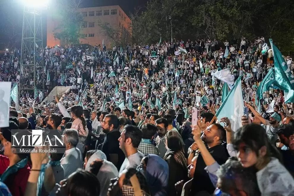 تصاویر - اجتماع بزرگ هواداران (مسعود پزشکیان) در ورزشگاه حیدرنیا