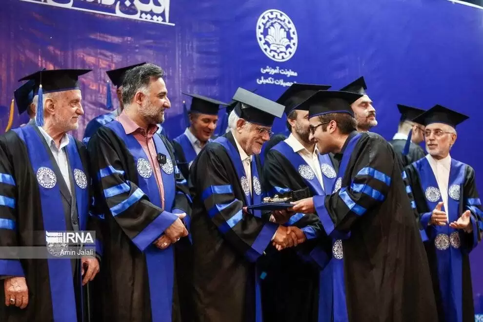 تصاویر - بیژن زنگنه و علی اکبر صالحی در مراسم دانش آموختگی دانشجویان شریف