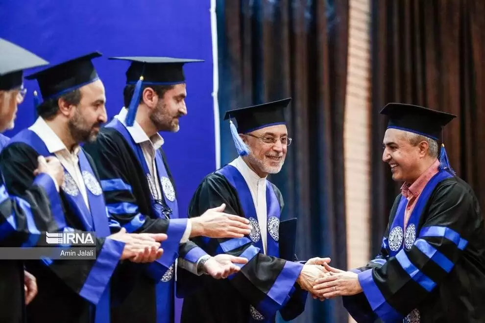 تصاویر - بیژن زنگنه و علی اکبر صالحی در مراسم دانش آموختگی دانشجویان شریف