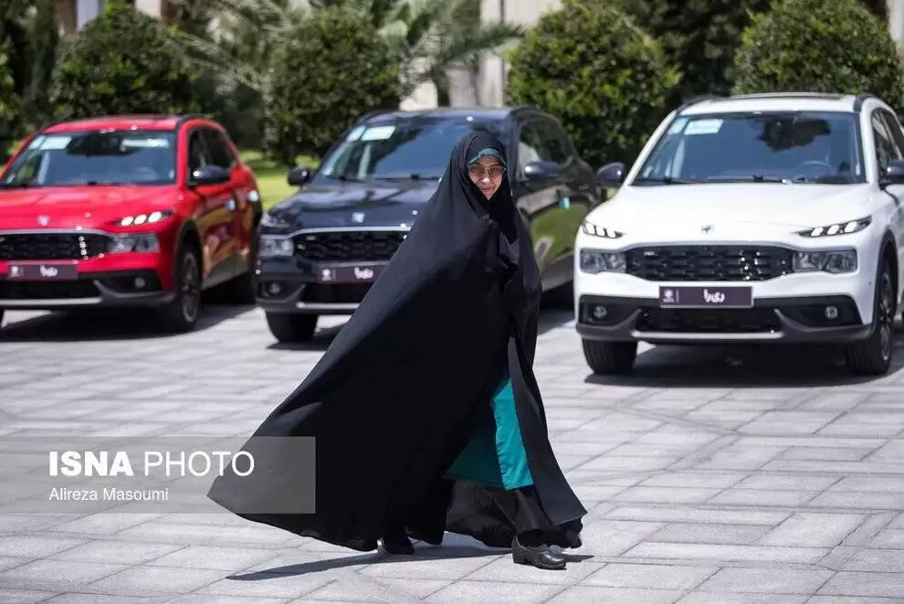 تصاویر - رونمایی از خودروی (ری را) در حاشیه جلسه هیات دولت