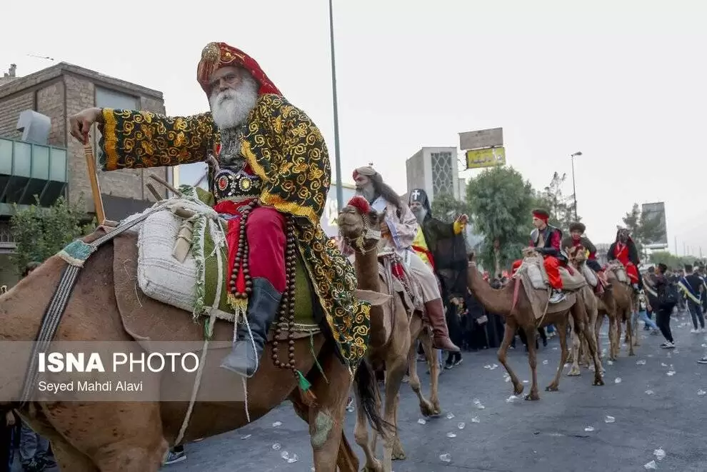 تصاویر - دسته نمادین کاروان اسرای کربلا در قم