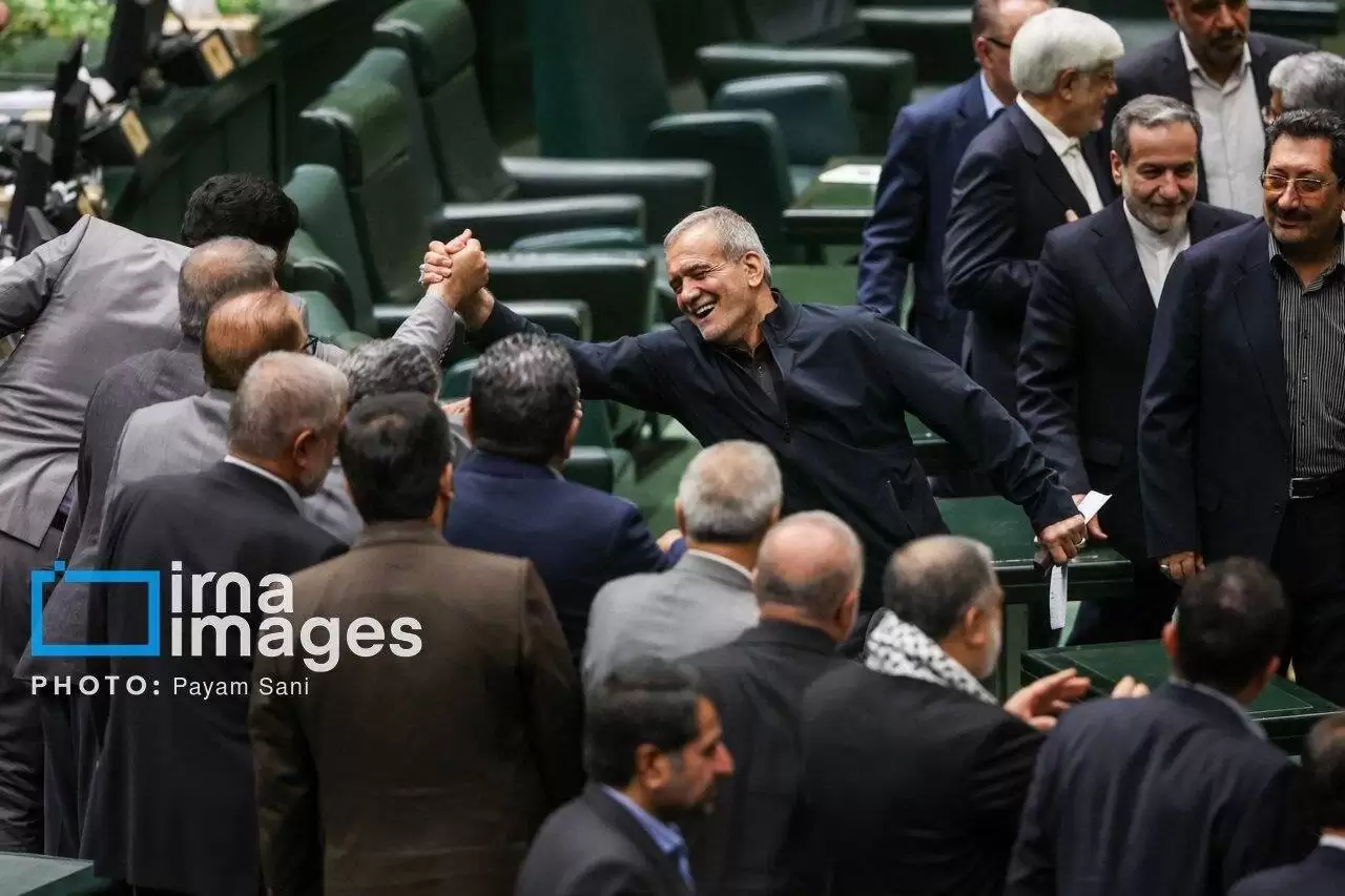 قابی جالب از لحظه خوشحالی پزشکیان و قدردانی از نمایندگان مجلس  -  عکس