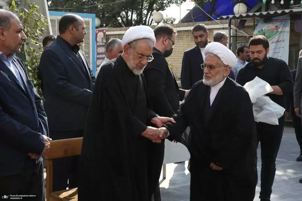 (تصویر) عکس متفاوت از پزشکیان در کنار مهدی هاشمی و سیدعلی خمینی