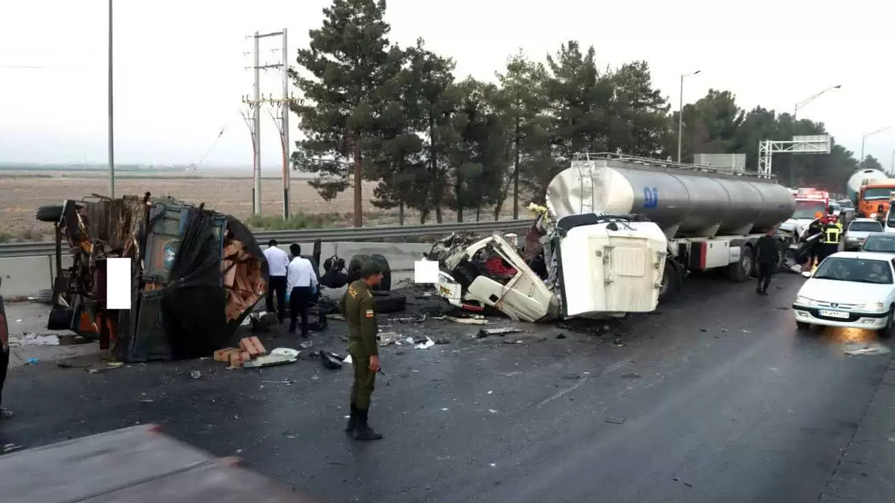 عکس وحشتناک از تصادف ناگوار 2 خودروی سنگین در جاده فرودگاه اصفهان  -  2 راننده در دم فوت شدند + جزئیات