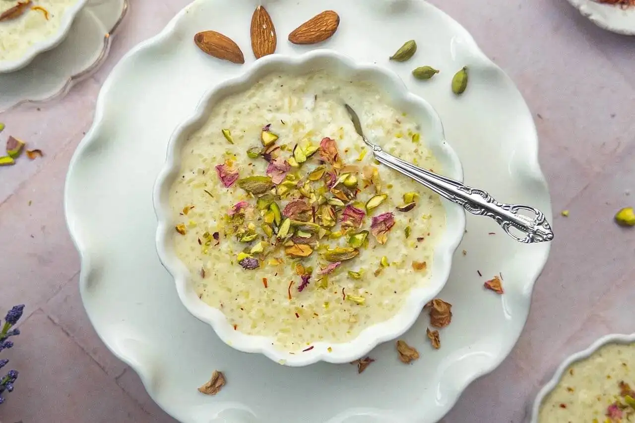 طـرز تهیه فرنی با آرد برنج برای دو نفر ؛ دسر خوشمزه و مقوی برای افطار  -  چه کار کنیم فرنی دون دون و گلوله ای نشود ؟