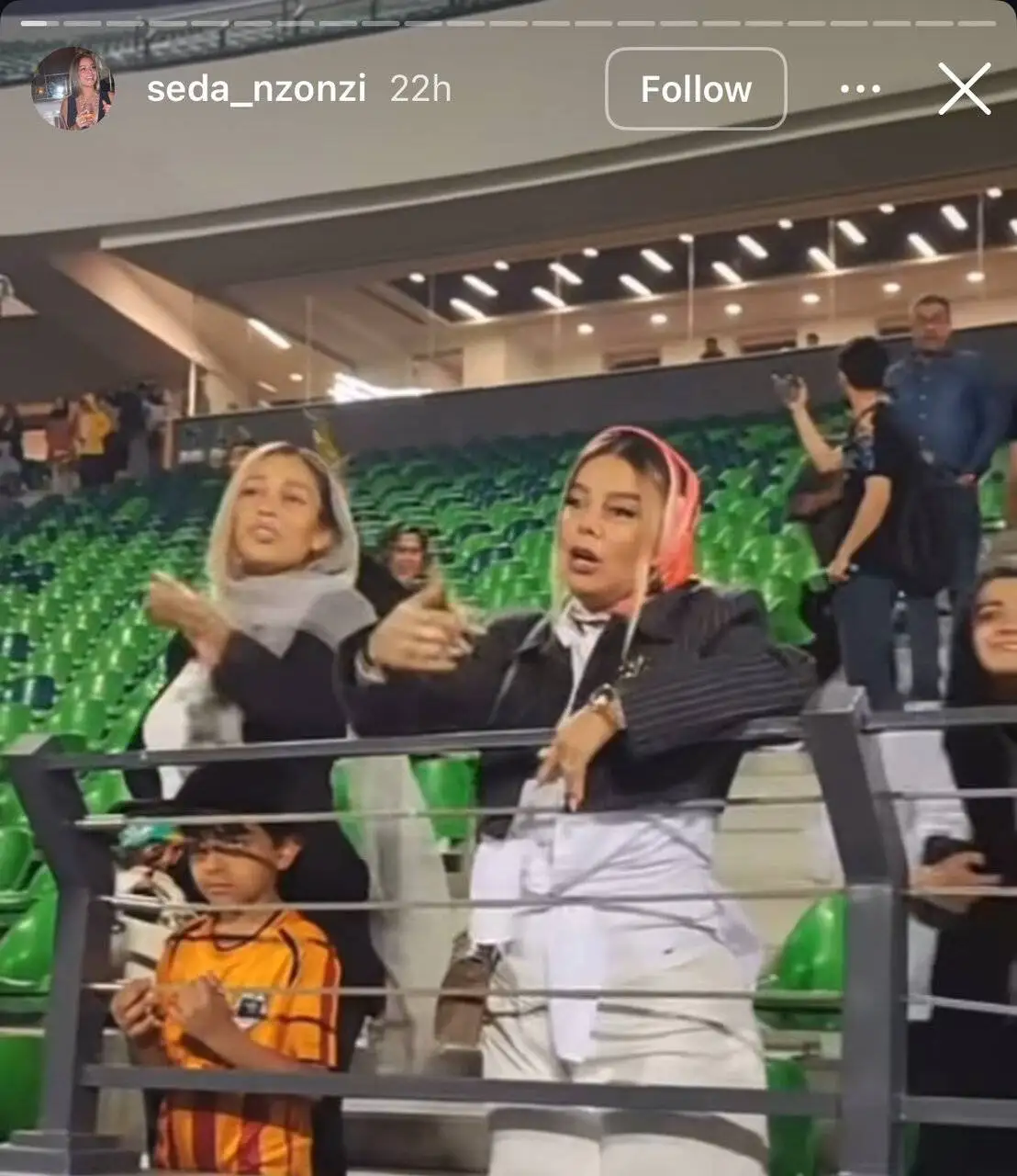 تصویر  -  همسر قهرمان جام جهانی، تماشاگر ویژه بازی پرسپولیس - سپاهان