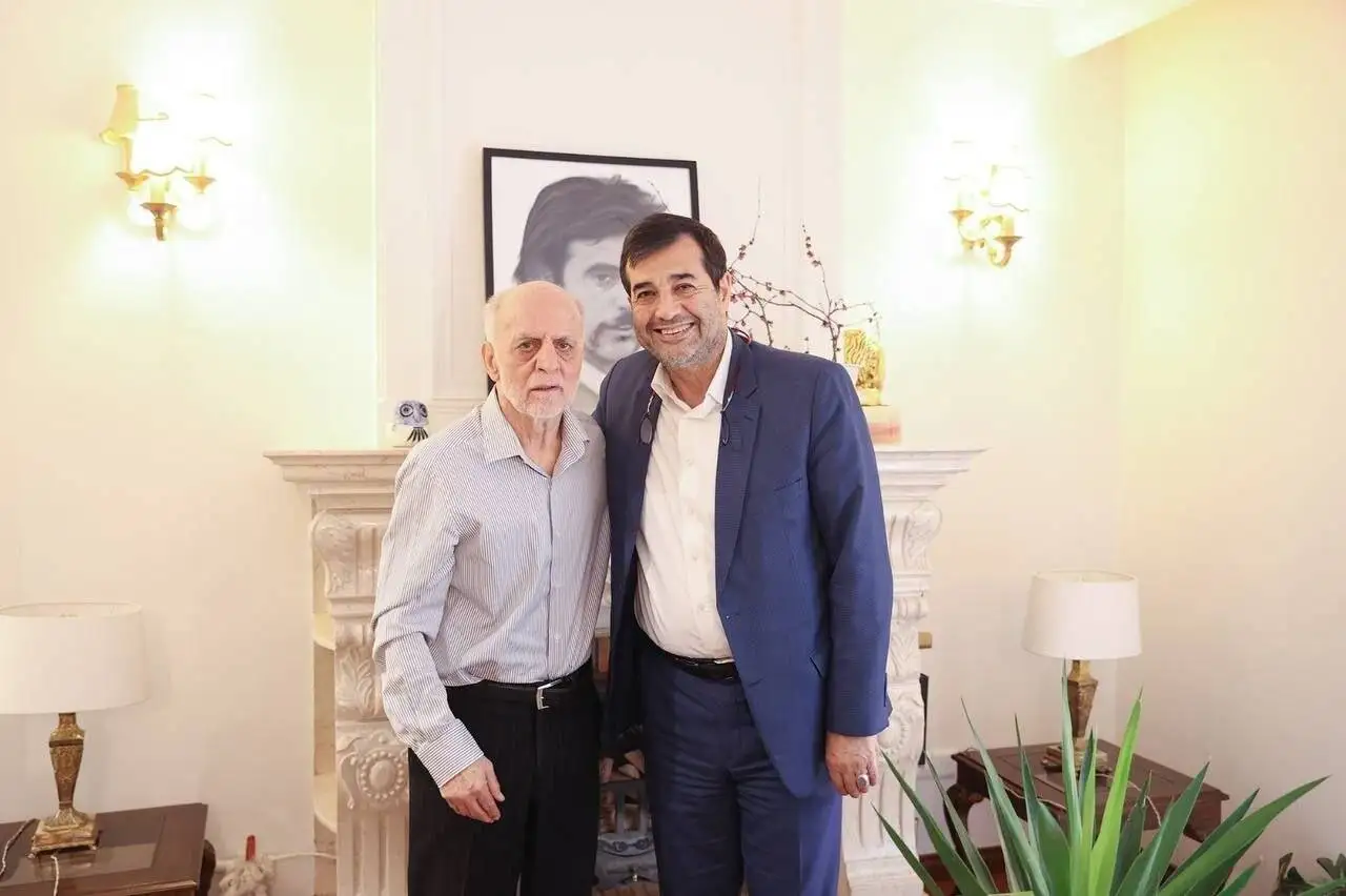 تصویر  -  حضور احمد دنیامالی در خانه اسطوره پرسپولیس