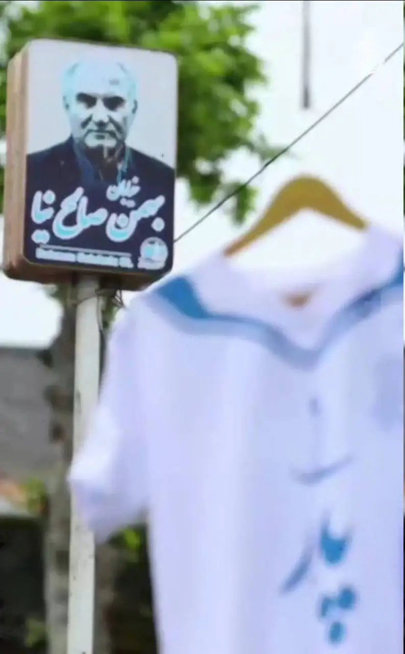عکس -  ملوانی ها به یاد پدر از دست رفته شان