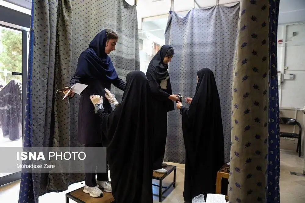 بازرسی بدنی دختران شرکت کننده در کنکور -  تصاویر جالب از آزمون سراسری
