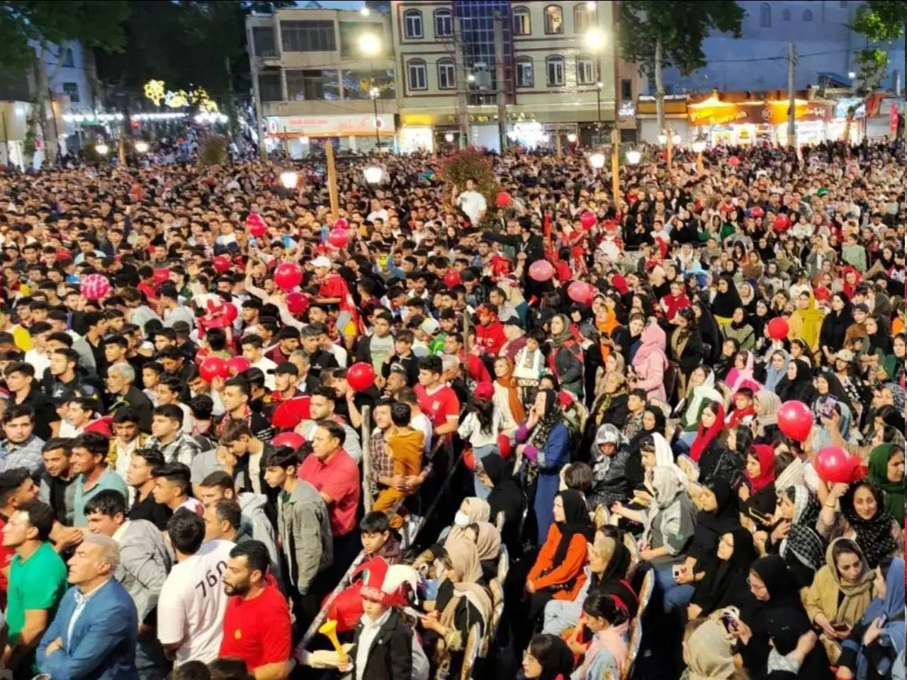 عکس -  جشن هواداران تراکتور در خیابان های تبریز