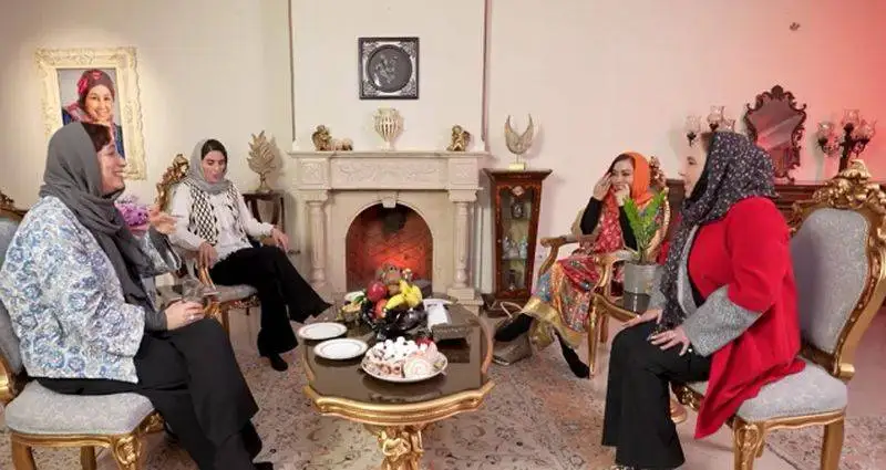 ویدیو  -  بررسی چیدمان منزل شاهانه و لاکچری بهنوش بختیاری در برنامه (شام ایرانی)  -  از مبلمان سلطنتی و لوستر برنجی تا کابینت های مدرن آشپزخانه و تابلوی عکس خانوم بازیگر