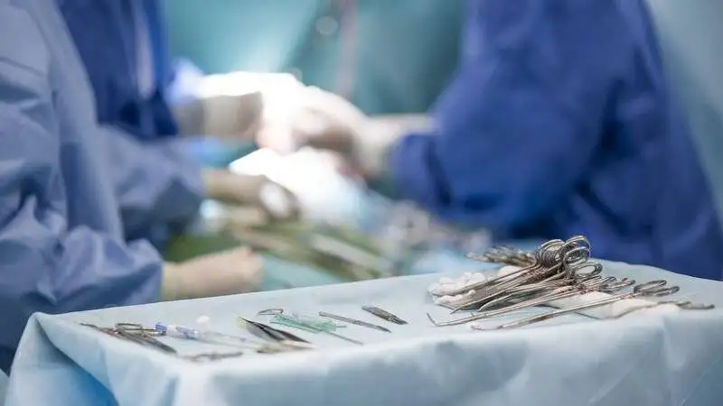 مهم تر از 5 سکه زیرمیزی انتظار چهار ساله برای جراحی بود -  قبلا پزشکان عمومی مهاجرت می کردند حالا متخصصان -  صف انتظار برای جراحی اطفال دو سال است