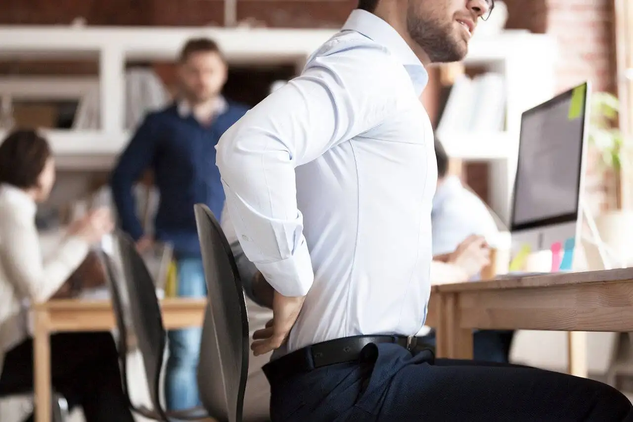 چند عادت  اشتباه در محیط کار که باعث کمردرد می شود