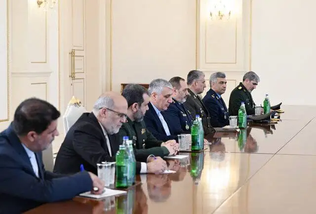 همزمان با شروع مذاکرات؛ خبرگزاری رسمی باکو با انتشار تصاویری از نشستی میان علی اف با وزیر دفاع ایران خبر داد