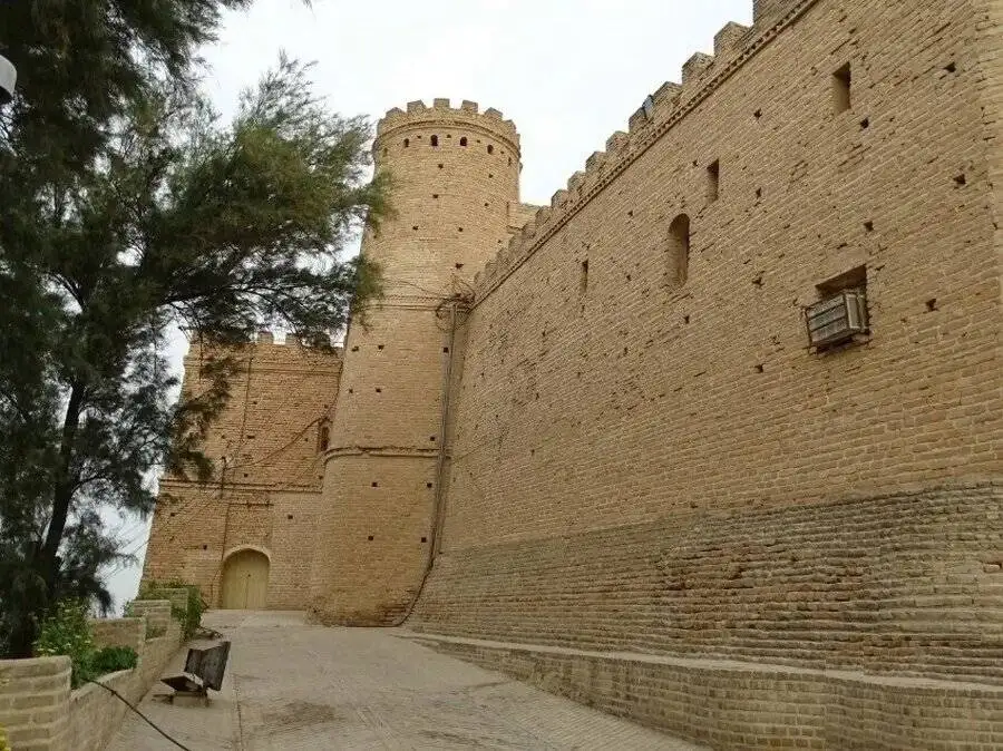 (شفیع چنانه) داوطلبانه 4 دهه میراث بان قلعه تاریخی شوش بود  -  میراث بانی زیر بمباران دشمن